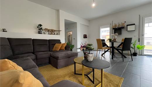 APPARTAMENTO CON INGRESSO INDIPENDENTE SU PICCOLO CONETESTO